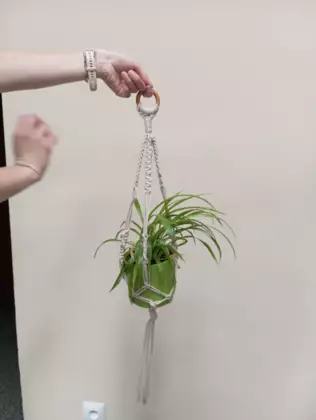 Uczestniczka ze swoim wyplecionym kwietnikiem.