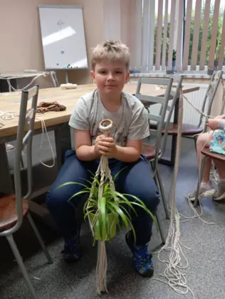 Uczestnik ze swoim wyplecionym kwietnikiem.