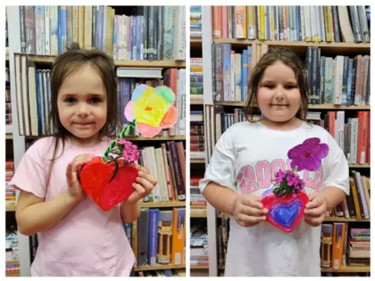 Kolaż zdjęć. Dzieci przedstawiają swoje prace.