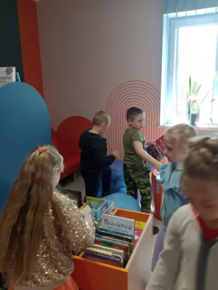 Przedszkolaki oglądają książki.