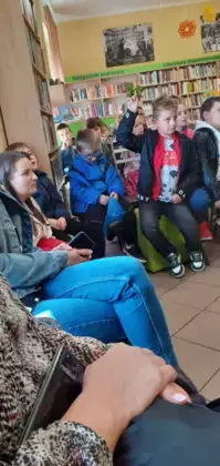 Dzieci zgłaszają się do odpowiedzi w quizie.