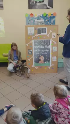 Marta Maj autorka książek i pies Precel.