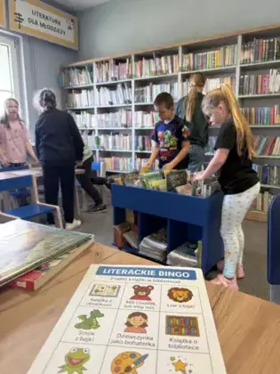 Literacki bingo - szukanie książek w bibliotece.