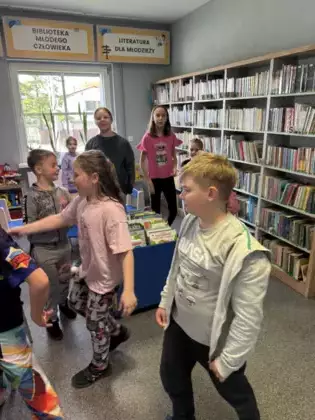 Dzieci szukają zaginionych literek w bibliotece.