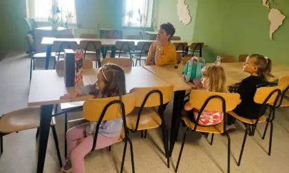 Dzieci oglądają bajki o molach książkowych.