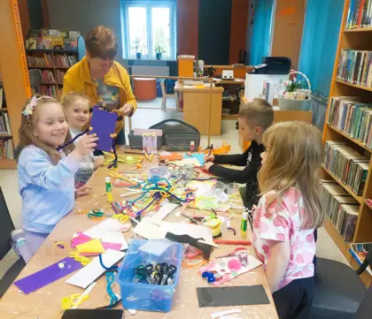 Dzieci w trakcie ronienia papierowych moli książkowych