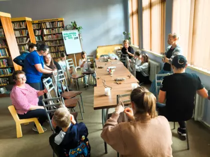 Uczestnicy zajęć w trakcie zaplatania.