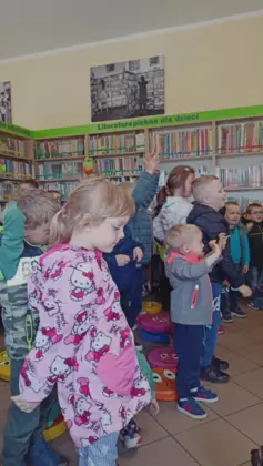 Dzieci zgłaszają się do odpowiedzi w quizie o psie Preclu.