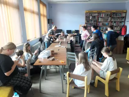 Uczestnicy zajęć w trakcie zaplatania.