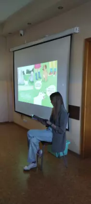 Autorka książki czyta uczniom klasy 1 i 2 książeczki o przygodach pieska.