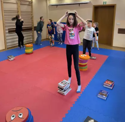 Zabawy z książką na sali zabaw.