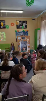 Marta Maj opowiada dzieciom o psie Preclu.