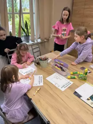 Dzieci kolorują obrazki i wykonują pracę plastyczną.