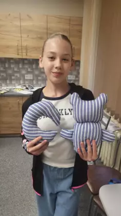 Uczestniczka zajęć ze swoją pracą.