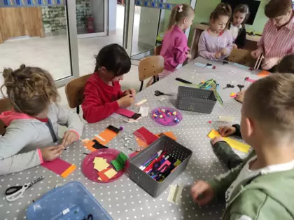 Starsza grupa motylków w trakcie robienia moli książkowych.