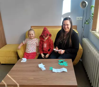 Dzieci podczas rozwiązywania zagadek na temat biblioteki.