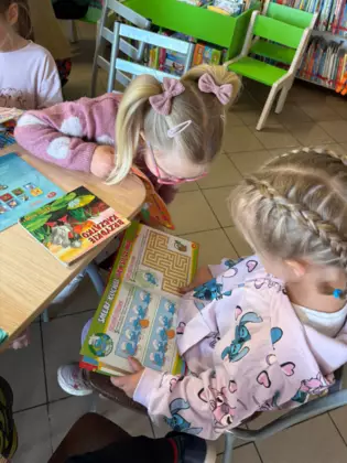 Dziewczynki oglądają książeczki.