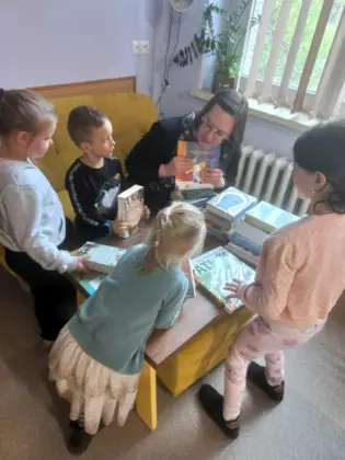 Rozmawiamy o różnych książkach, które można znależć w bibliotece.
