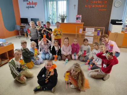 Grupowe zdjęcie motylków po zajęciach z okazji tygodnia bibliotek.