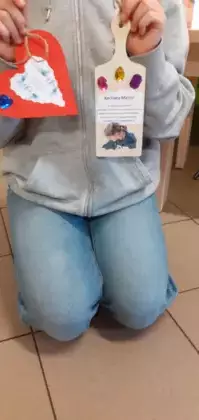 Zdjecie przedstawia uroczy upominek dla mamy i kartkę w kształcie serca.