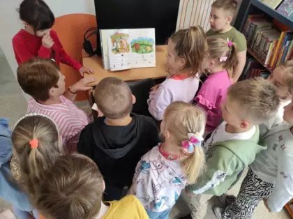 Motylki wspólnie czytają książeczkę.