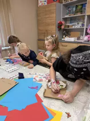 Uczestnicy ozdabiają pudełeczka dla mam.