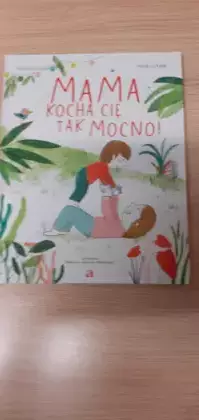 Zdjęcie przedstawia książkę pt. Mama kocha Cię tak mocno.