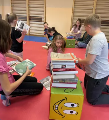 Budowanie wieży z książek.