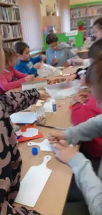 Dzieci robią uroczy upominek dla mamy.