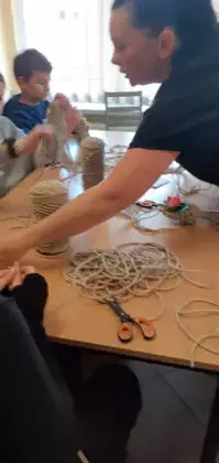 Pani Kasia pokazuje jak wiązać sznurek.