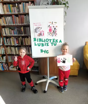 Dziewczynki prezentują swoje mini plakaty.