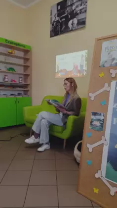 Autorka książek czyta dzieciom bajeczkę.