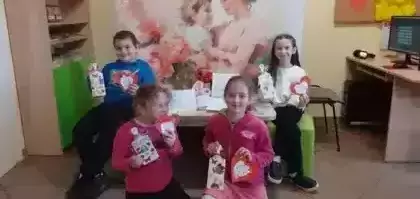 Dzieci prezentują swoje dzieła.