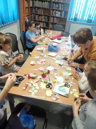 Dzieci robią różyczki.