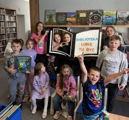 Wspólne zdjęcie po zajęciach bibliotecznych.