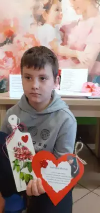 Chopiec pokazuje co zrobił na zajęciach,