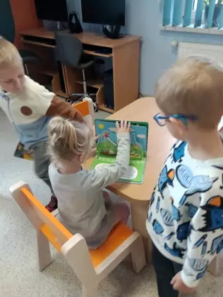 Przedszkolaki oglądają książki.