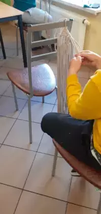 Chłopczyk zwija sznurek.