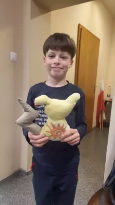 Uczestnik zajęć ze swoją pracą.