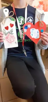 Zdjecie przedstawia uroczy upominek dla mamy i kartkę w kształcie serca.