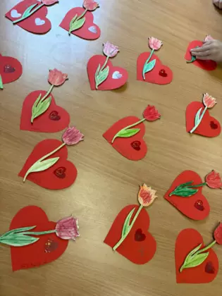 Kolorowe tulipany na tle serduczka. prezent dla mamy.