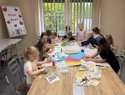 Uczestnicy ozdabiają pudełeczka dla mam.