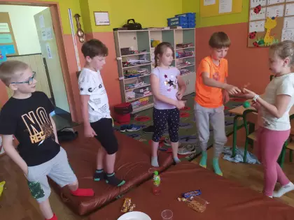 Dzieci bawią się na dywanie 