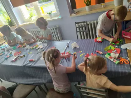 Dzieci wykonują prezent dla taty.