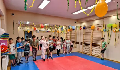 Dzieci bawią się na sali zabaw w grę o nazwie wilk.