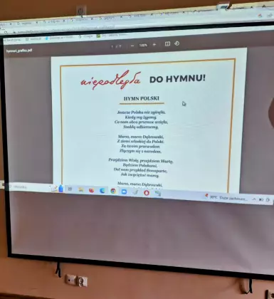 Na ekranie wyświetlony tekst Hymnu Polski. Widoczne logo fundacji Niepodległa.
