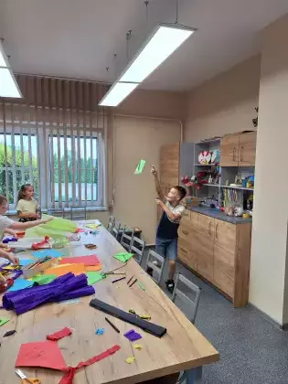 Chłopak puszcza latawca.