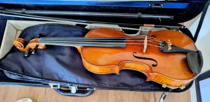 W futerale leżą ponad stuletnie skrzypce nazywane po góralsku gęsiołki.