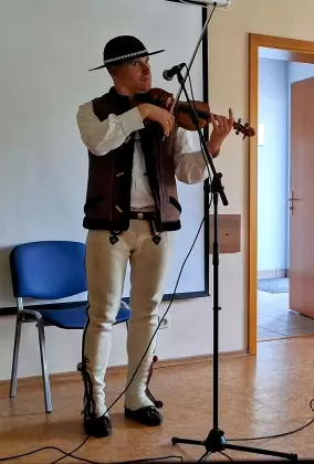 Góral Szczepan gra na skrzypcach.