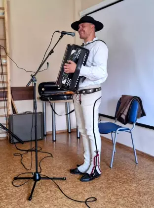 Góral Szczepan gra na akordeonie.